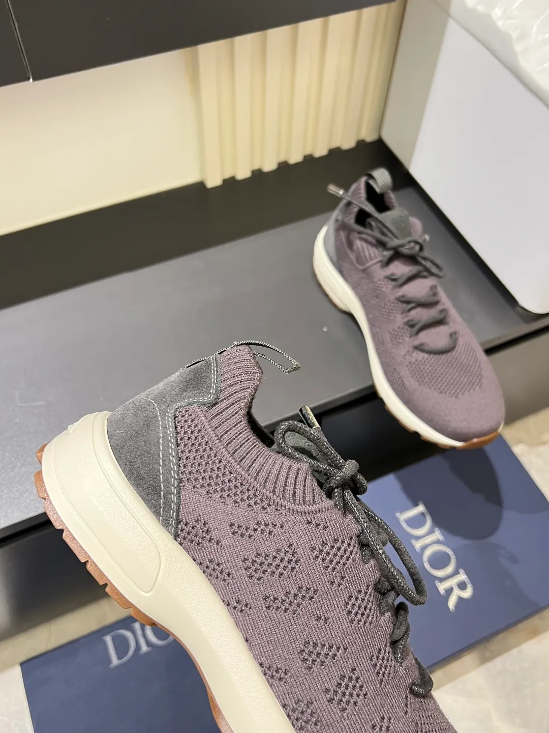 p380 Dior B80 sneakers are a new product of Dior men's series, focusing on comfort and fashion. The upper is made of breathable mesh + fabric splicing, which is lightweight and fits the shape of the foot, making it super comfortable for daily wear. The sole is made of rubber, which has great grip and wear resistance, and is suitable for commuting or light sports. The overall style is simple, the gray tone is versatile, and the shoelaces are adjustable for a more stable fit. Designed by Kim Jones, it is both practical and trendy. It is one of the new hot items in early spring①. size: 38-45 (45 customized)